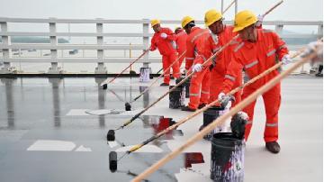 南京仙新路過(guò)江通道工程主橋鋼橋面噴砂除銹及防水粘結(jié)層施工順利完成